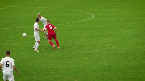Joueurs de football professionnels jouant à la passe en essayant de marquer un but. Match professionnel impressionnant sur I