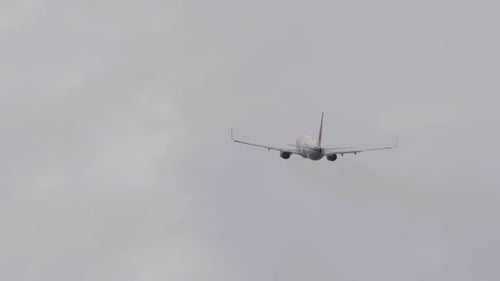 Düsenflugzeug startet am Flughafen Phuket