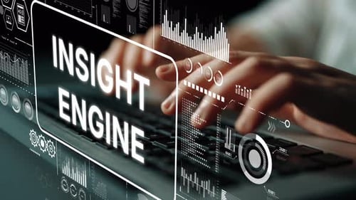 Eingabe der Hände auf der Tastatur mit digitaler Oberfläche zur Anzeige des Insight Engine-Datenanalysekonzepts.
Als