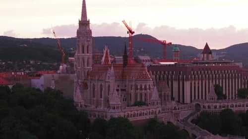 Imágenes panorámicas y de un tobogán elevado del Bastión de los Pescadores y la Iglesia de Matías frente a la Sunset Sky Tower