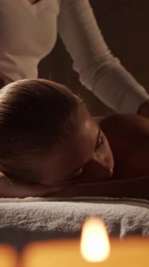 Frau lässt sich vom Therapeuten massieren und lässt sich im Spa Healthcare massieren
