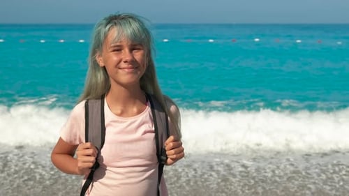 Adolescente descansando en la costa blanca