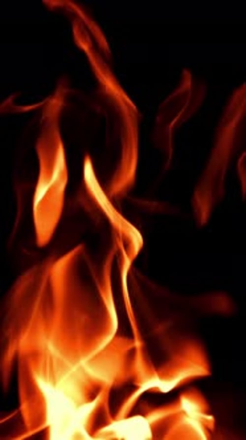 Flammen auf schwarzem Hintergrund gefilmt in Zeitlupe mit 1000 Bildern pro Sekunde