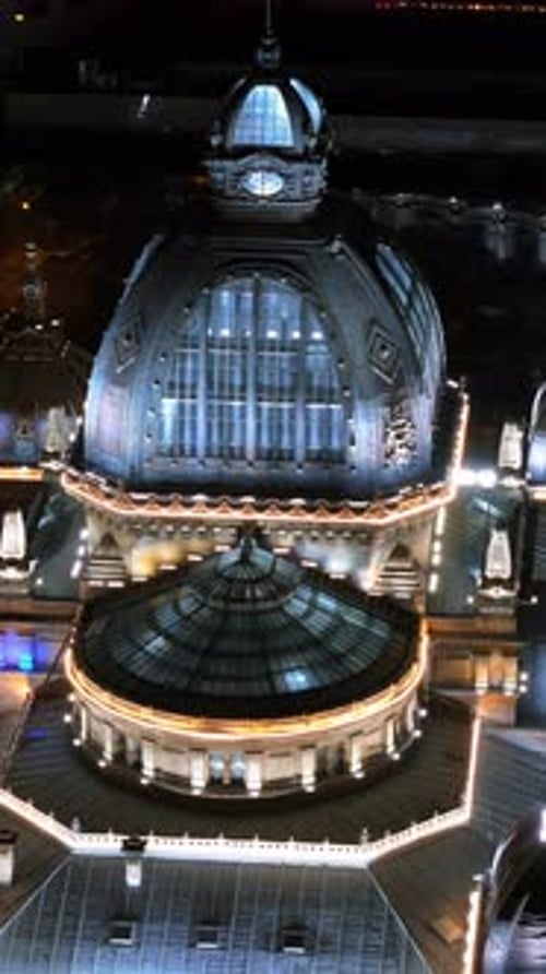 Vue aérienne par drone du Palais des Dépôts et des Consignations illuminé à Bucarest, en Roumanie a