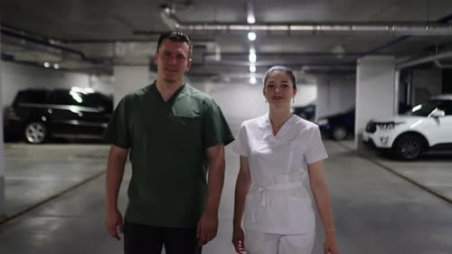 Wirtschaftsärzte gehen durch die Tiefgarage Ein Mädchen und ein Mann gehen durch die