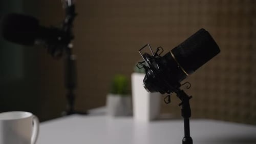 Equipamento para gravação de podcast de rádio: dois microfones na mesa, estúdio de transmissão ao vivo