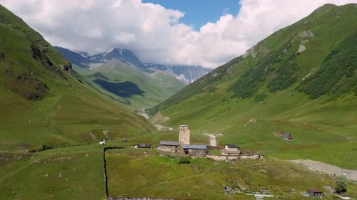 Der Lamaria-Klosterkomplex dominiert die Uschguli-Landschaft in Swanetien, Georgien