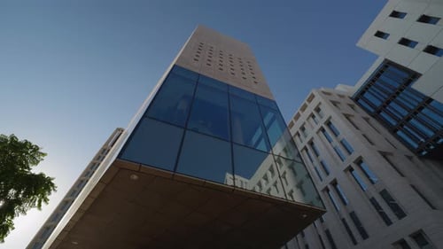 Modernes Architekturgebäude mit Glasfassade und umgebenden Strukturen