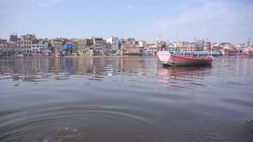 Um barco vazio está flutuando no rio Yamuna