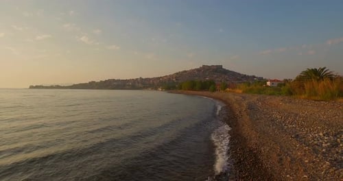 Vue aérienne : La ville de Molyvos sur l'île de Lesbos au coucher du soleil.