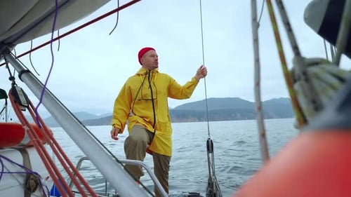 Hombre guapo que viaja en barco cerca de la costa de Kamchatka o Islandia en cámara lenta