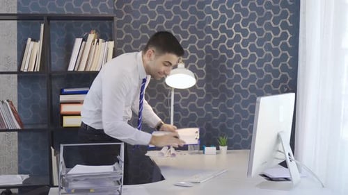 Homme d'affaires heureux travaillant dans la danse de bureau.