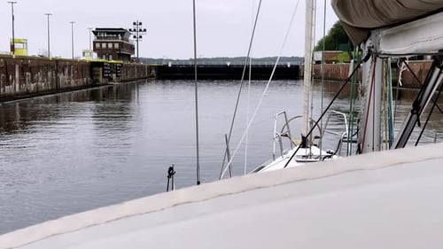 Un voilier entre dans les écluses du canal de Kiel, monument à l'ingénierie et lien vital entre