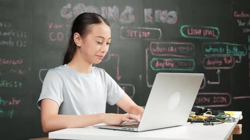 Kaukasisches kluges Mädchen mit Laptop-Codierungs- und Programmiersystem. Erbauung