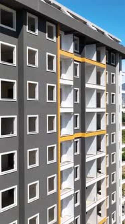 Vídeo vertical: exploración aérea de una construcción de gran altura: descubriendo el arte de construir en altura
