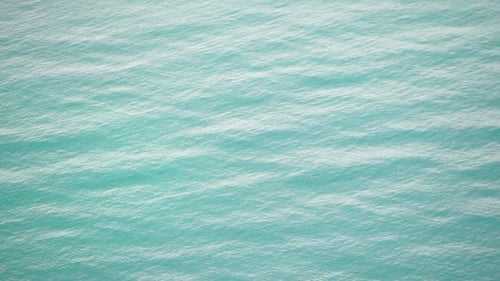 Abstrakter Luftbild, Meer, Sommer, Meer, Sonnenuntergang, Natur, Hintergrund, Kleine Wellen auf der Wasseroberfläche in Bewegung
