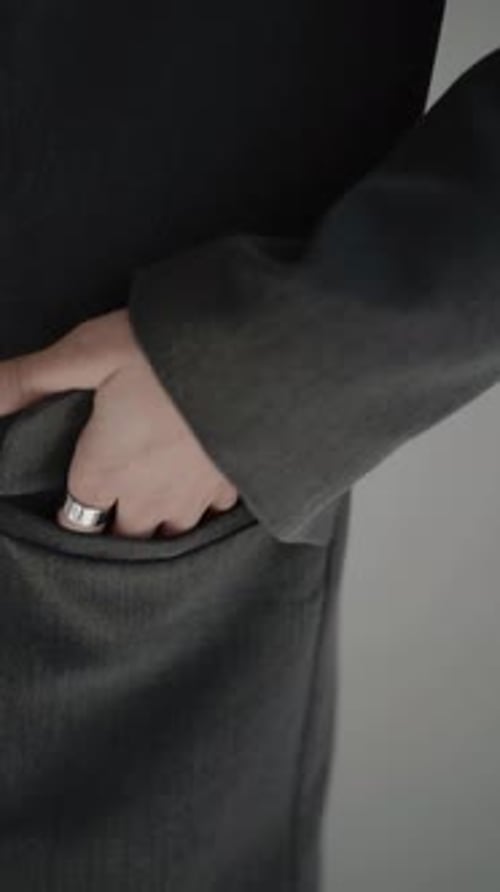 Vidéo verticale d'une jeune femme modèle