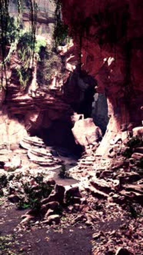 Exploration d'une grande grotte avec un petit ruisseau