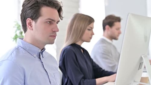 Startup-Team nutzt Desktop im modernen Büro