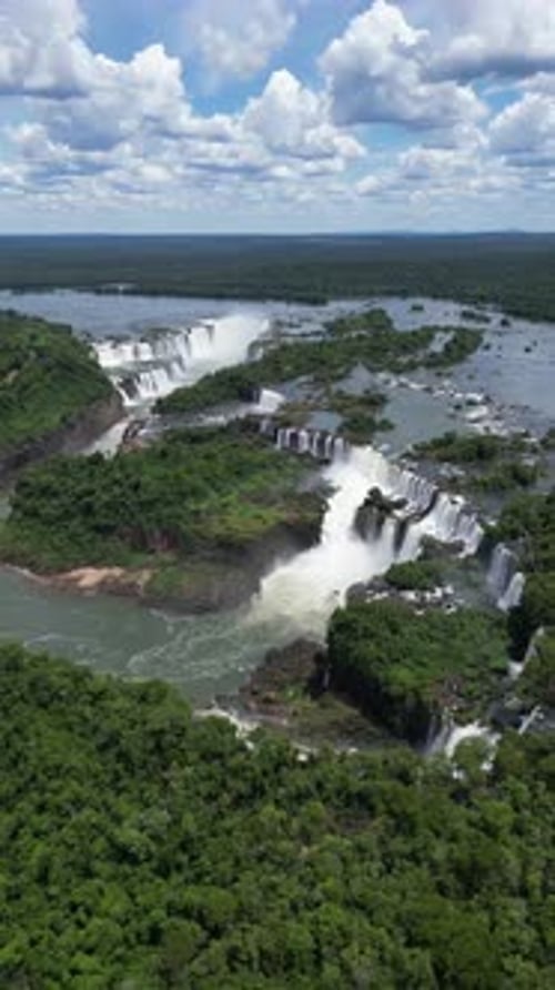 Vue aérienne des chutes d'Iguazu, site touristique de Foz do Iguacu, au Brésil et de Misiones, en Argentine.