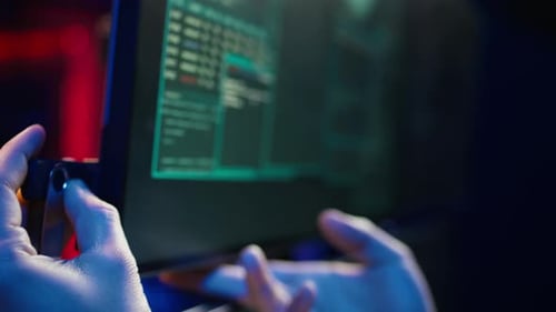 Hacker carregando uma unidade flash USB com dados roubados no PC