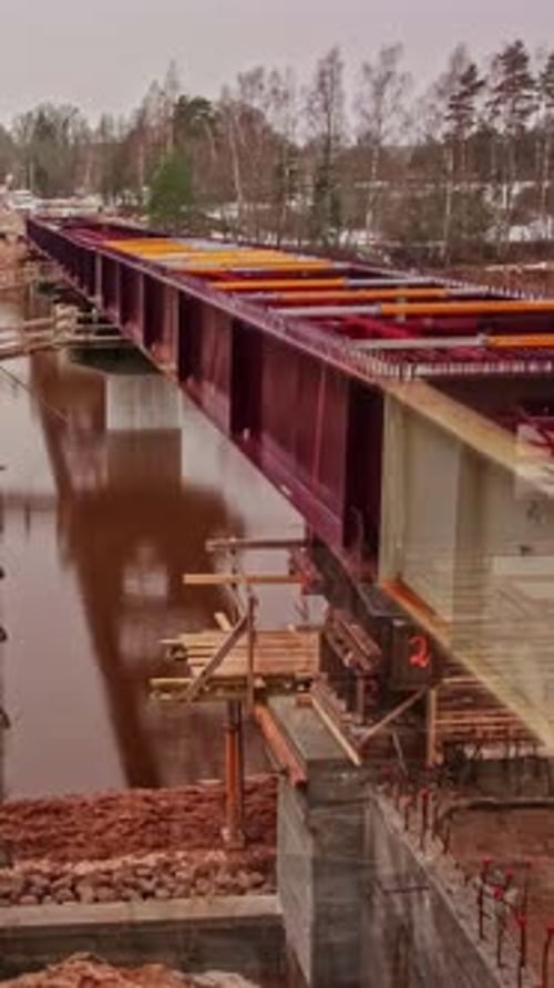 La construcción total de un puente sobre un río.