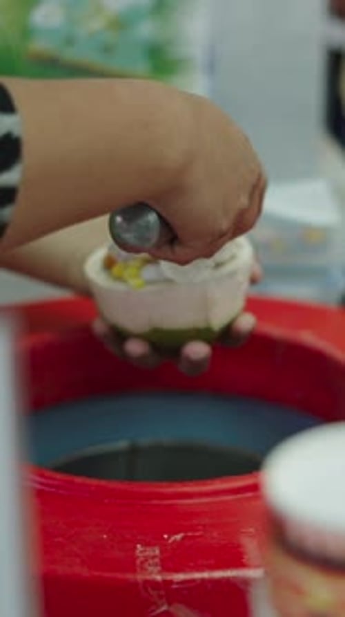Kokosnusseis wird auf einem thailändischen Straßenmarkt serviert