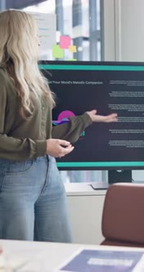 Présentation, discussion et femme d'affaires en réunion pour une start-up technologique et un prototype d'application musicale
