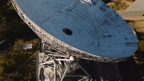 De grandes antennes de communication dans la montagne