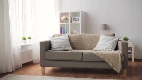 Komfort, Möbel und Innenraumkonzept — Sofa mit Kissen bei Cozy Home