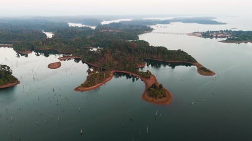 Voe aérea Laos, Thakhek Loop Landscape, barcos lentos navegam na água azul da lagoa em torno de um verde tropical