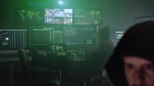 Krimineller Team-Hacker nutzt Computer, um massive Datenschutzverletzungen auf Regierung und große Unternehmen zu organisieren