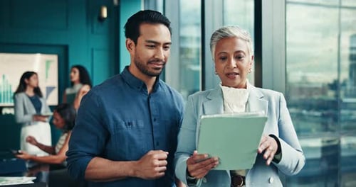 Gens d'affaires, tablette et conversation avec la planification et le financement du projet