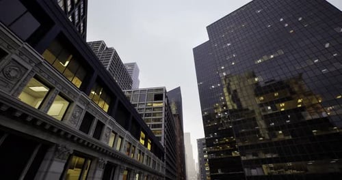Escena urbana nocturna con rascacielos e intrincados detalles arquitectónicos
