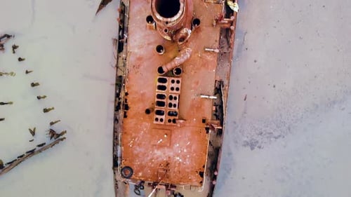 Drohne, die vertikal über die gesamte Länge eines verlassenen Schiffes auf dem Bootsfriedhof von Staten Island fliegt. Ae