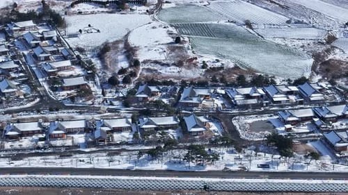 Vista aérea da vila de Snowy Jupo Hanok e da estrada costeira de Hampyeong