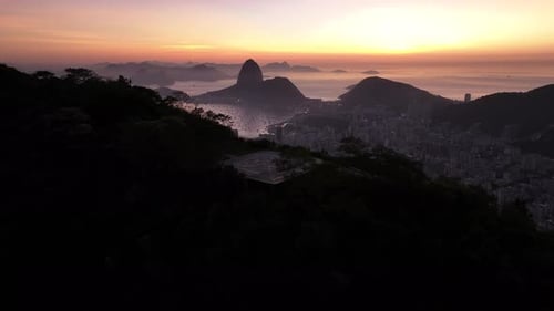 Nascer do sol no mirante Dona Marta, no centro do Rio de Janeiro, Brasil.