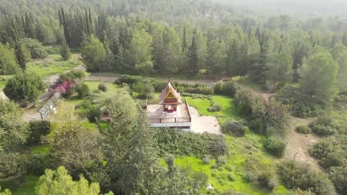 Vue panoramique aérienne du célèbre temple bouddhiste, forêt de Ben Shemen, Israël