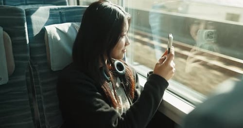 Zug, Telefon und Frau in der Stadt für Reisen, Pendeln und Fahrten mit der U-Bahn in der Stadt