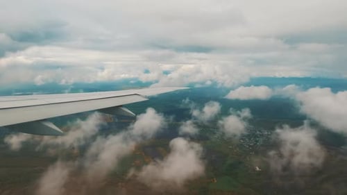 Wunderschöne Landschaft aus der Höhe eines Flugzeugs, das in den Wolken fliegt