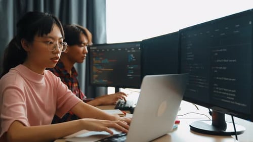 Backend-Softwareentwickler, Ingenieur, der Code schreibt. Aufkeimend