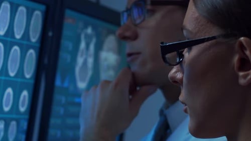 Professionelle Ärzte, die im Krankenhaus arbeiten, Büro, machen Computerforschung, Medizin, Gesundheitswesen