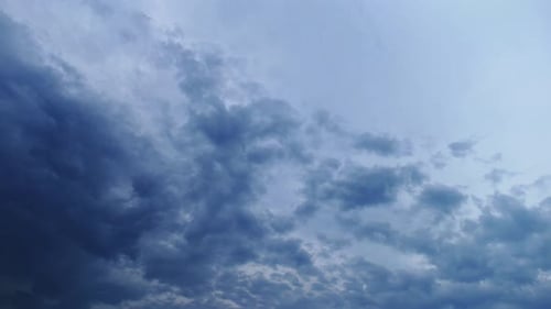 Dunkle Wolken im 4K-Zeitraffer am blauen Himmel.