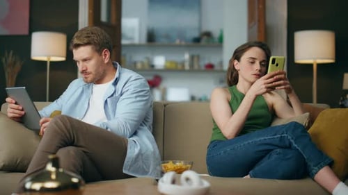 Couple impliqué : appareils de lecture dans la chambre, famille accro à Internet utilisant des gadgets