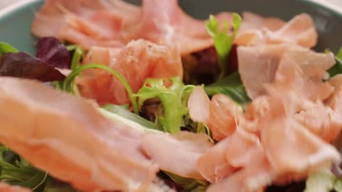 Jamon Iberico Tapas Close Up Chef prépare le meilleur café espagnol à tapas au jambon et au porc avec des plats traditionnels