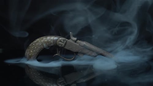 Alte Waffe, umhüllt von weißem Rauch