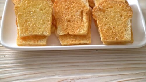 gebackenes knuspriges Brot mit Butter und Zucker