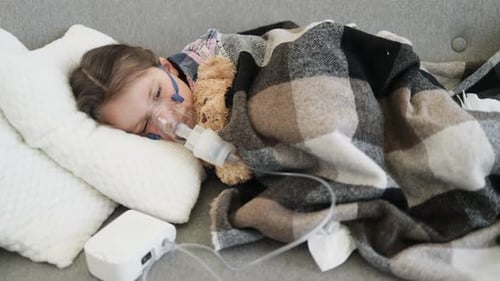 Enfant avec nébuliseur