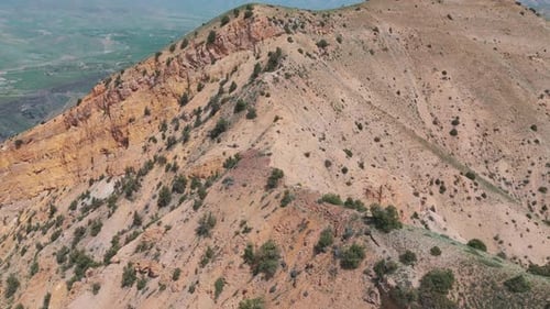 Un Drone a filmé des montagnes désertiques. Montagnes de Yeranos dans la région d'Ararat, Arménie, Caucase
.