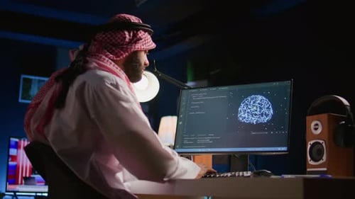 Mann im Büro schreibt komplexen Code